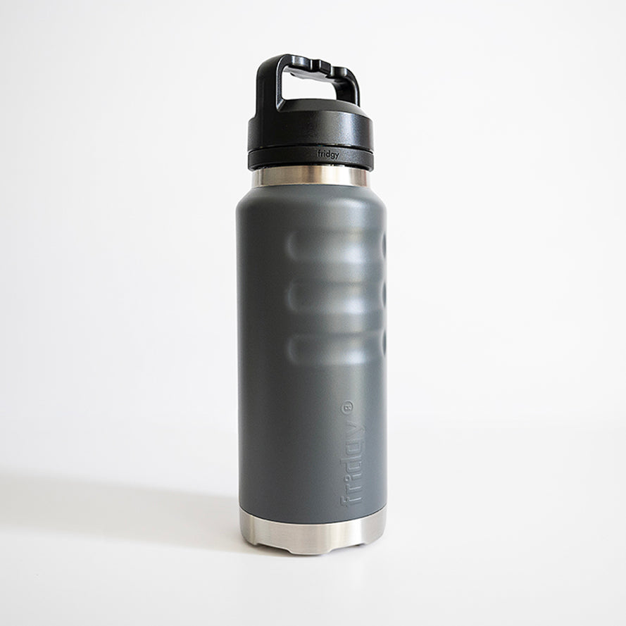 Fridgy 1080ml Grip Range Bottle in Storm Grey – Triple-wall insulated stainless steel water bottle with an ergonomic grip, designed for durability and all-day hydration.