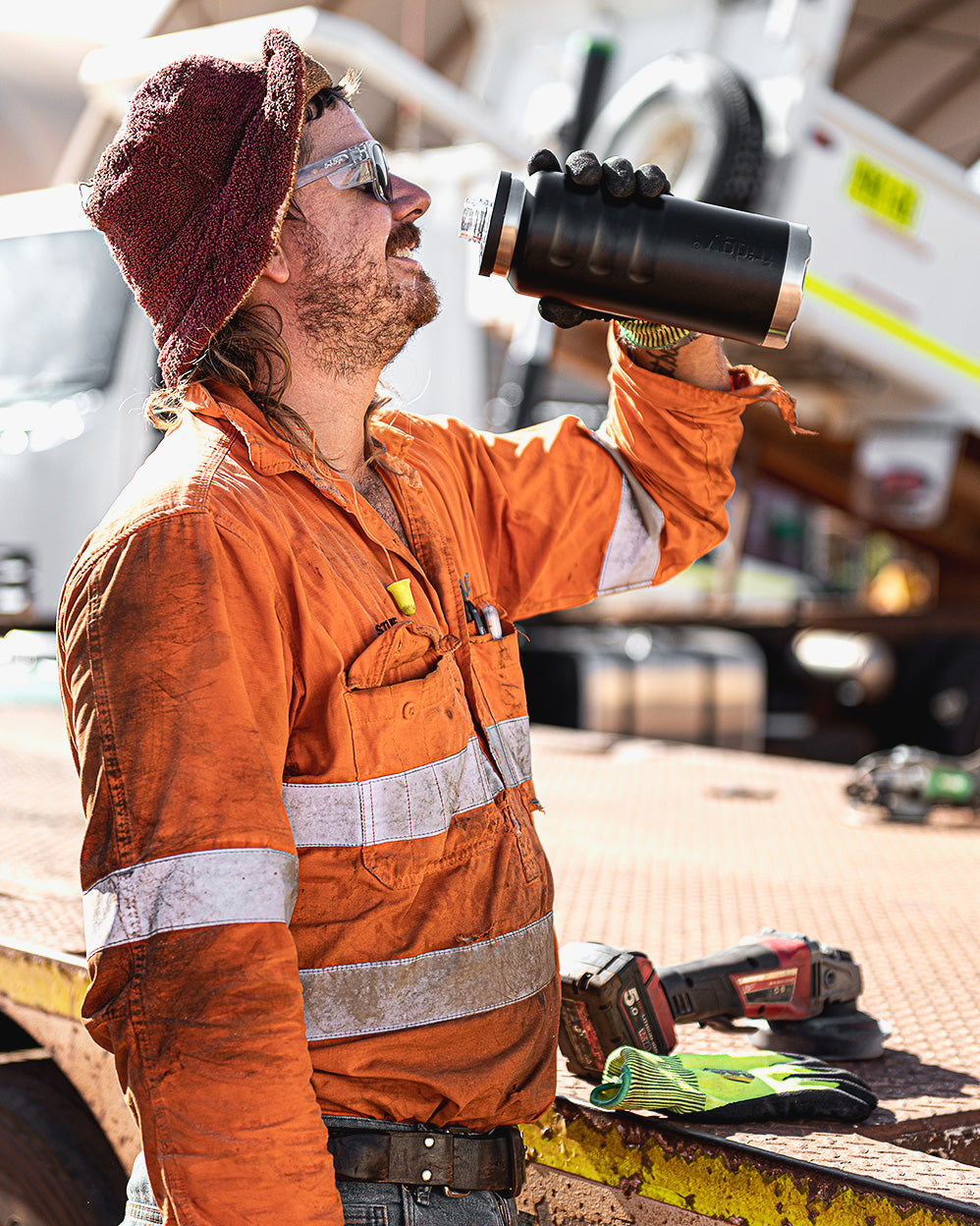 mechanic with a insulated high quality drink bottle