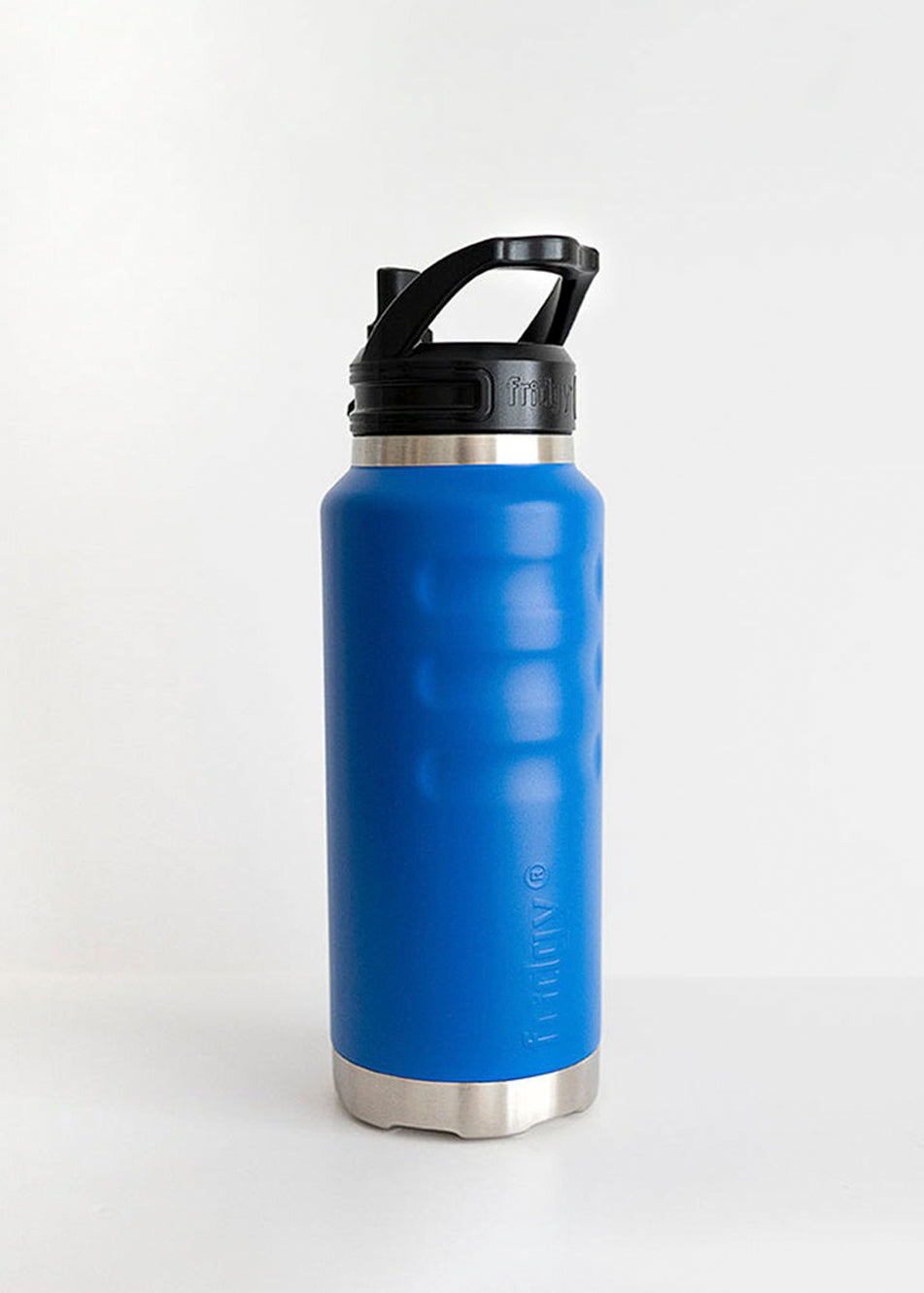 Fridgy 1080ml Grip Range Bottle in Commando Green on a workbench – Triple-wall insulated stainless steel water bottle designed for durability and all-day hydration on the job site.